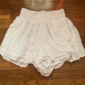 American Eagle white flowly shorts✨